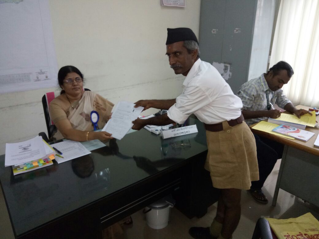 ಗೋವಿಂದರಾಜನಗರ ಕ್ಷೇತ್ರ: ‘ಗಣವೇಷ’ದಲ್ಲಿ ಆರೆಸೆಸ್ಸ್ ಮಾಜಿ ಮುಖಂಡ ಹನುಮೇಗೌಡ ನಾಮಪತ್ರ ಸಲ್ಲಿಕೆ